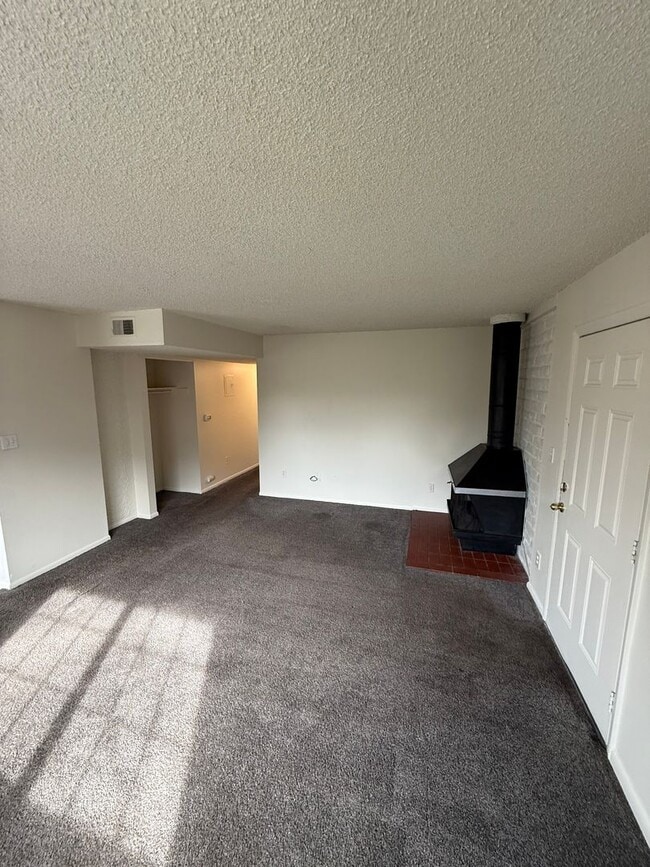 Building Photo - Spacious 3 Bedroom 2 Bathroom Condo in Eas...