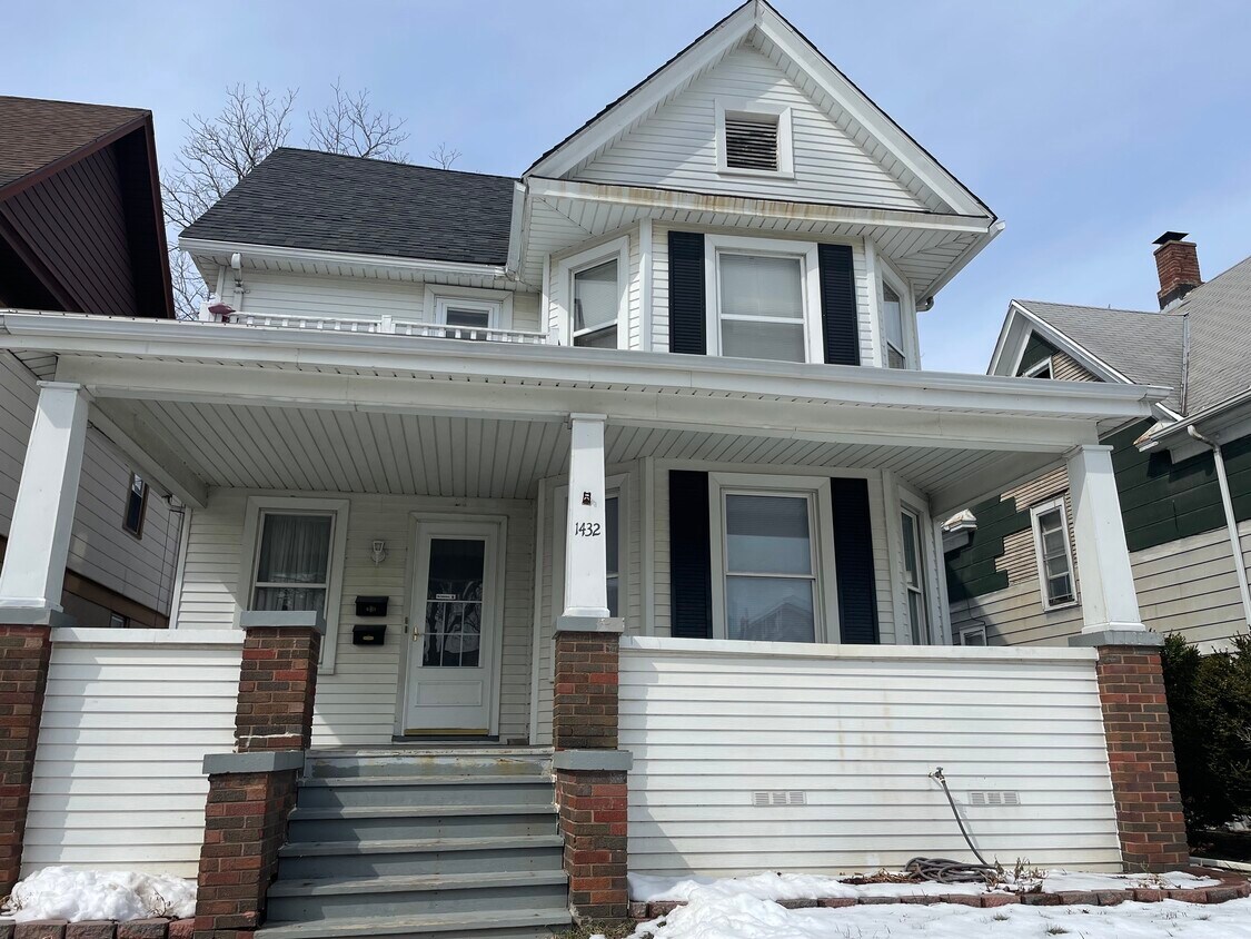 1432 Hayes Ave Unit Upper, Racine, WI 53405 Apartments in Racine, WI