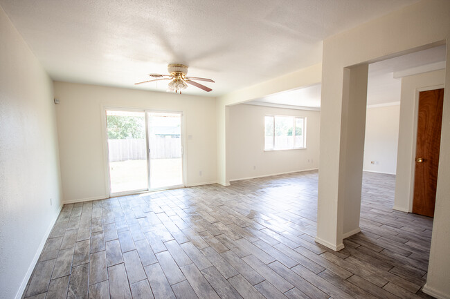 Dining Area - 1009 W Yucca Ave