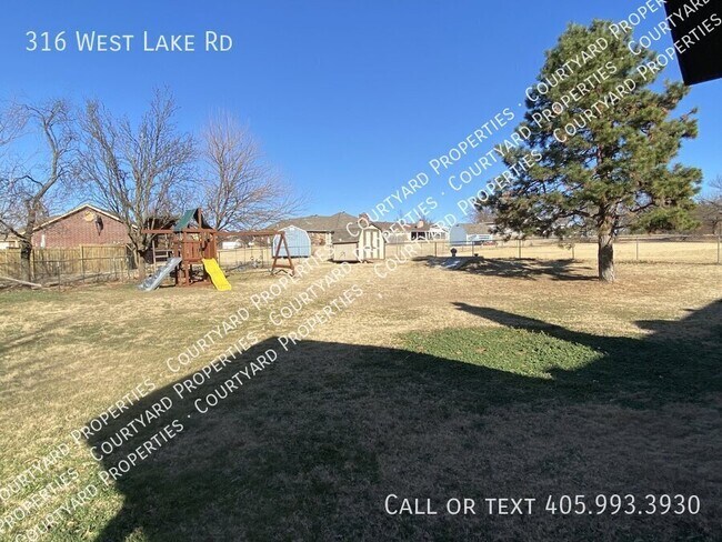 Foto del edificio - 316 W Lake Rd