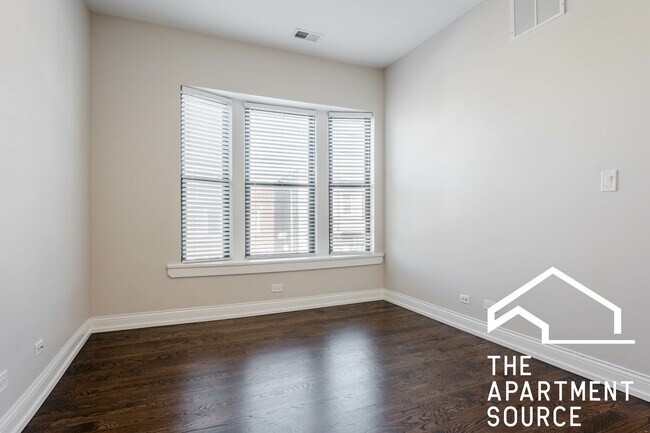 Foto del edificio - 2945 W Diversey Ave