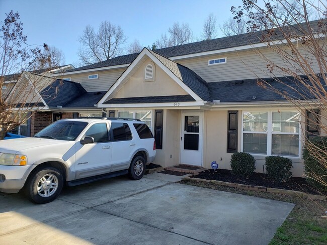 Building Photo - Spacious 3 bedroom 2 bath townhouse