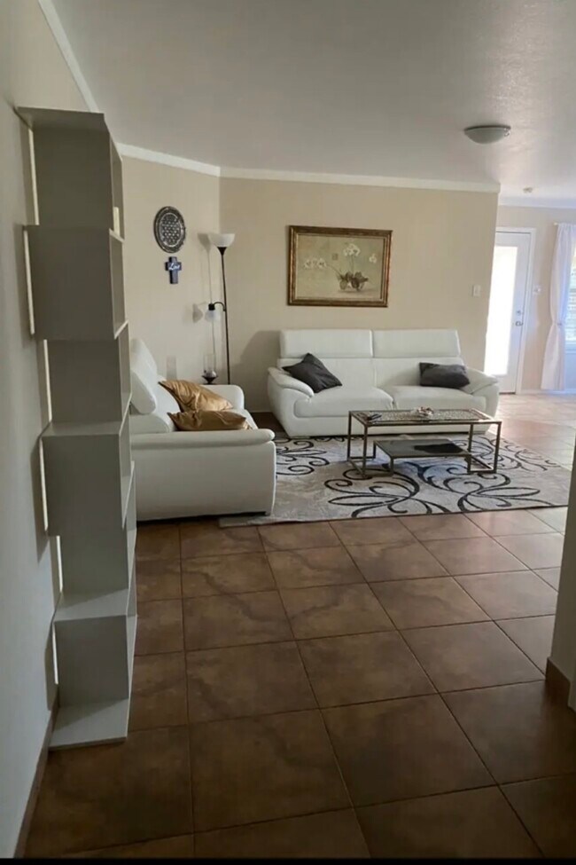 Foto del edificio - 1505 Hill Lockwoods Dr