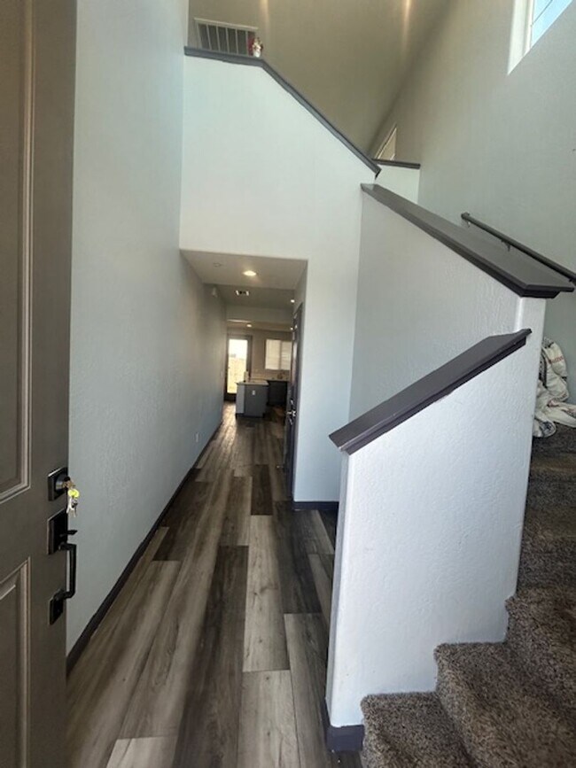 Foto del edificio - Two story on corner lot.