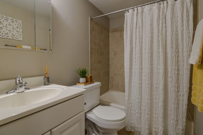 Building Photo - Crystal Springs