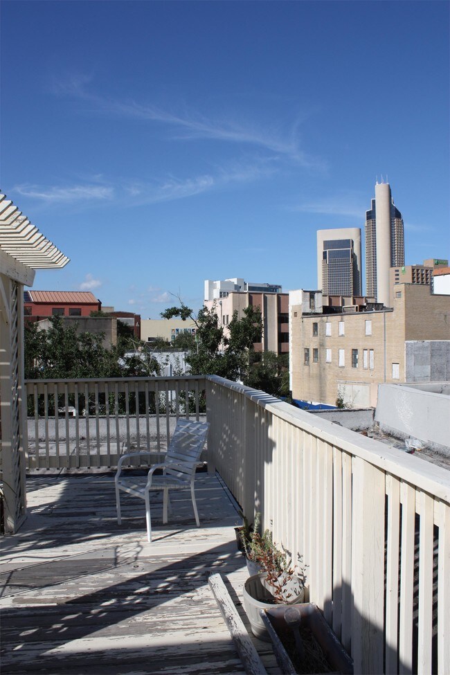 Building Photo - 425 Schatzel St
