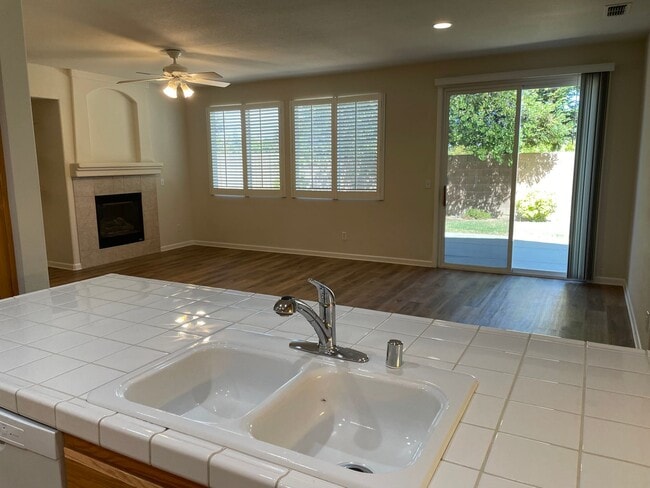 Foto del edificio - SINGLE STORY, 3 BED, 2 BATH, 2 CAR, LARGE BACK YARD