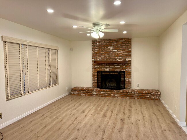 Building Photo - Mira Mesa, 10720 Foxwood Rd, Quartz Counte...
