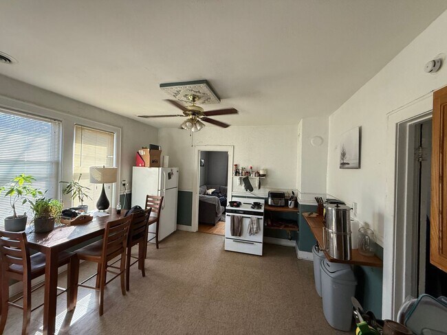 Foto del edificio - ? Steps from Brady St! Bright 2BR with FREE Laundry & Pet-Friendly Living