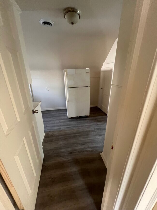 Unidad 2: Puerta de entrada a la cocina desde la sala de estar - 7543 Paige Ave