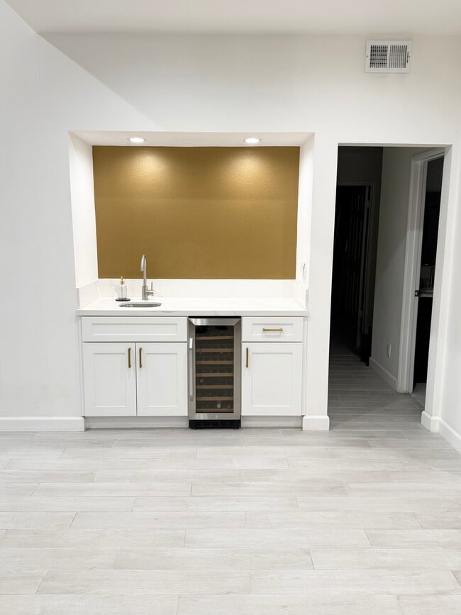 Building Photo - 20746 Schoenborn St