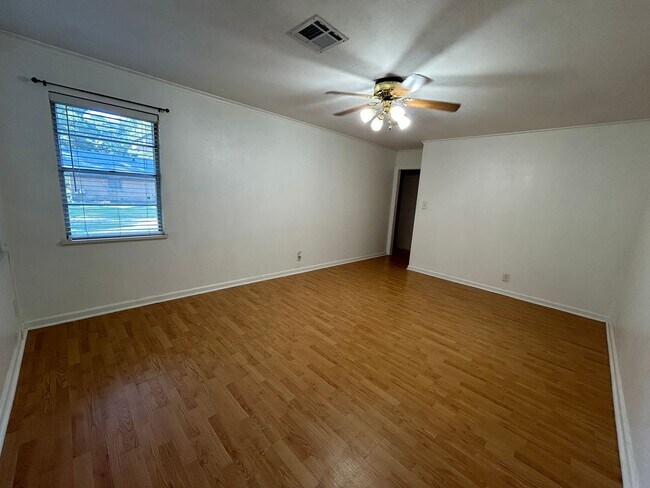 Building Photo - Charming 2-Bedroom, 1-Bath Home with Moder...