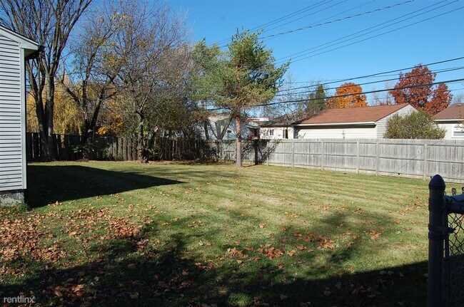 Building Photo - 3 br, 1 bath House - 2412 N Circle Dr