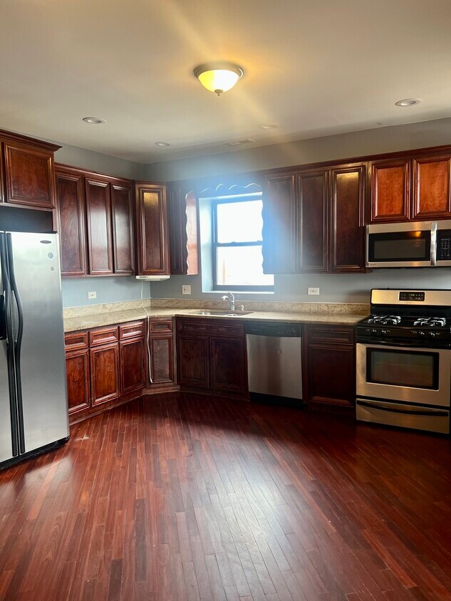Building Photo - 4911 S Prairie Ave