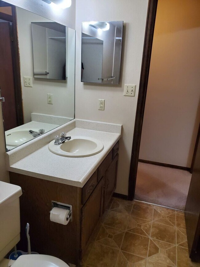 Foto del edificio - 1 Bedroom, 1 Bath - Basement Unit