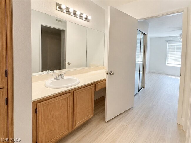 Foto del edificio - 8070 W Russell Rd