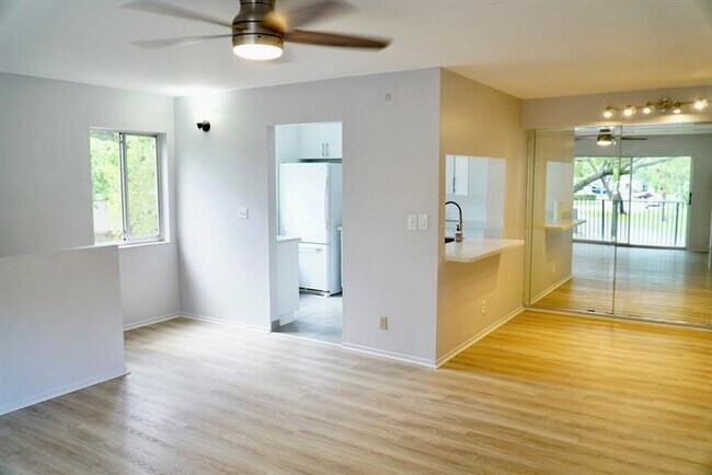 Building Photo - 117 Gardens Dr