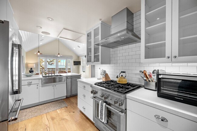 Building Photo - Gorgeous Sausalito One Bedroom with Privat...
