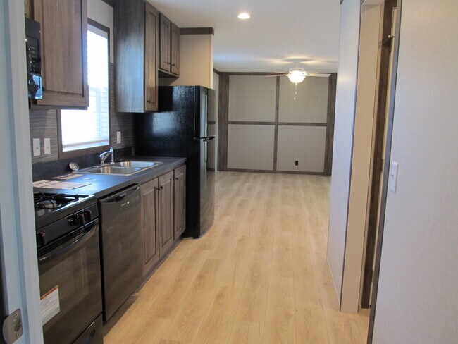 Foto del edificio - 10340 Midland Rd