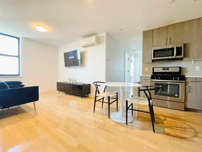 Foto del edificio - Furnished room/NOT APARTMENT