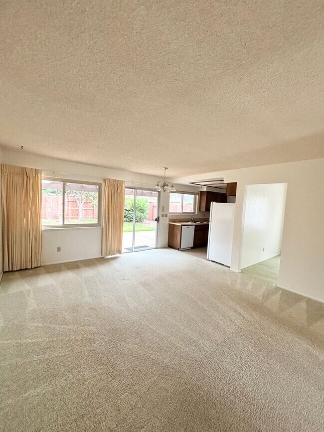 Foto del edificio - Spacious 4 Bedroom Home Available Now!