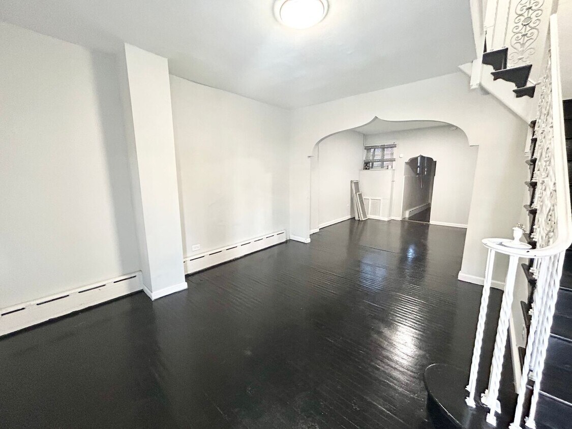 Primary Photo - Elmwood Park 3 Bedroom Available Now