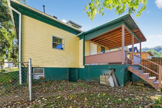 Building Photo - 115 Martin St