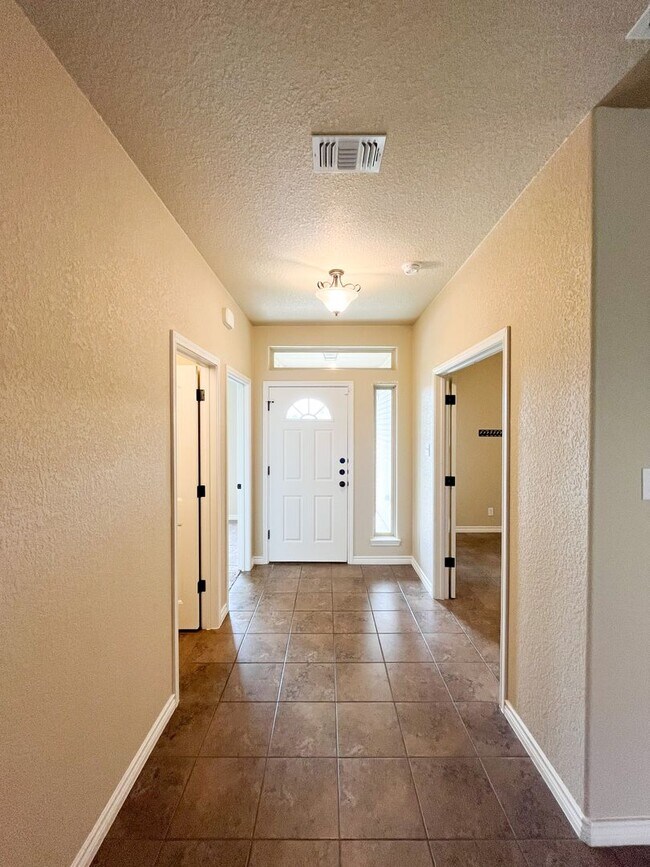 Foto del edificio - Available 7/11/2025 Beautiful 1 story, 5 b...
