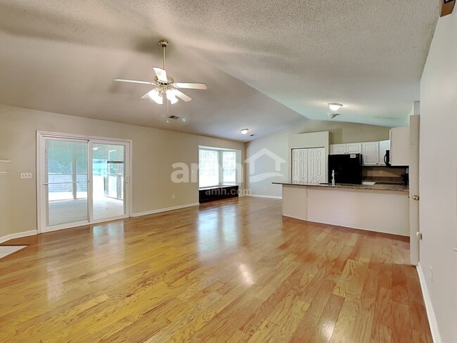 Building Photo - 708 Timberwood Ridge