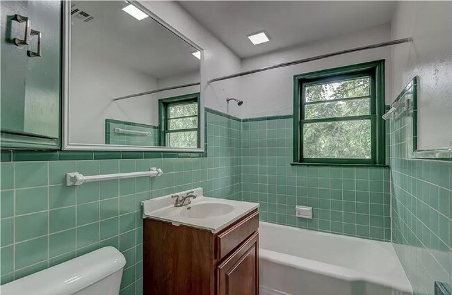 Building Photo - Charming 2-Bedroom / 1-Bathroom Bungalow i...