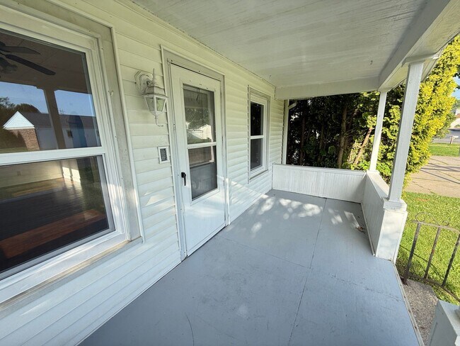 Foto del edificio - 2-Bedroom Ranch Home with Basement Storage and Fenced Yard