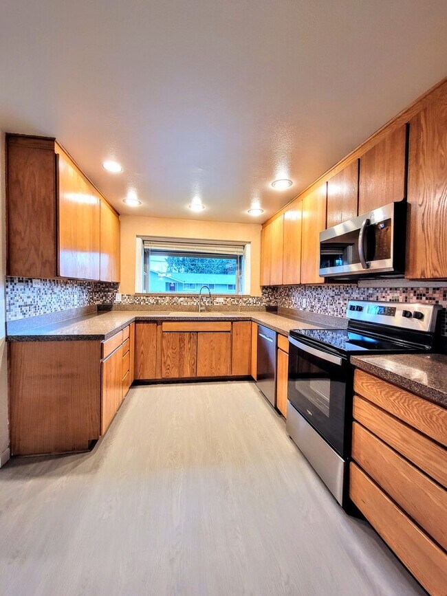 Building Photo - Fantastic 4bed 2bath Home in Desirable Eas...
