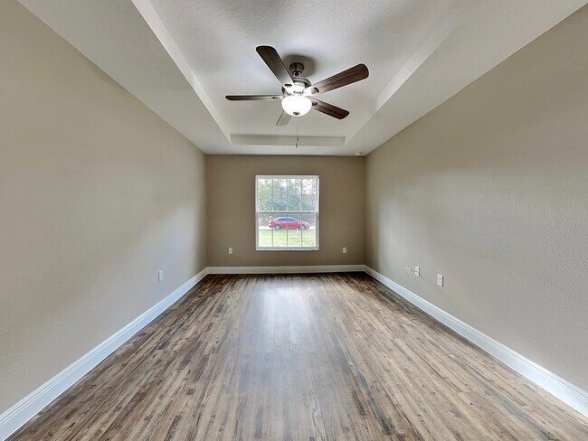 Building Photo - 8696 N Circular Way