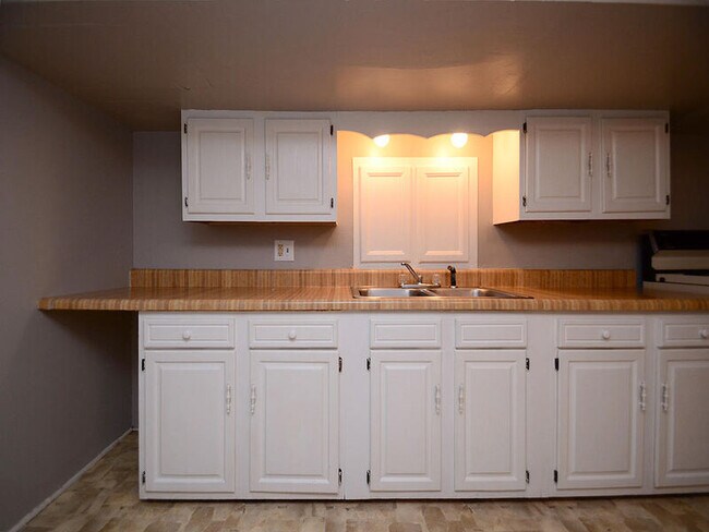 Building Photo - 4904 Chicago St