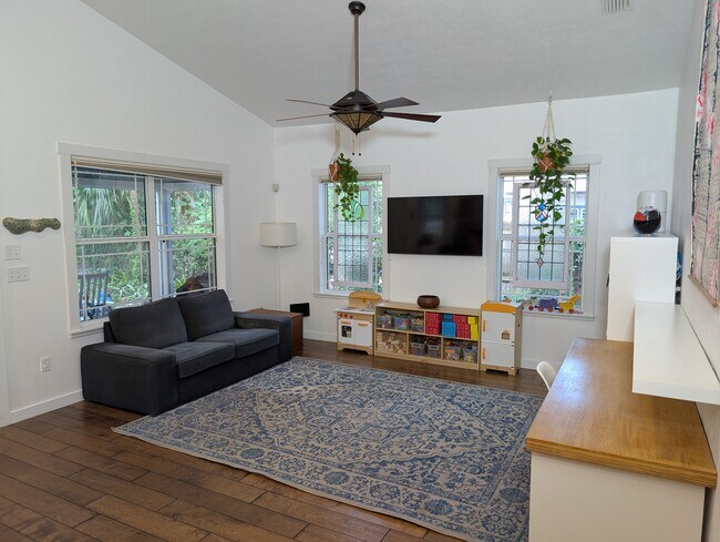 Sala de estar - 910 NW 29th Pl