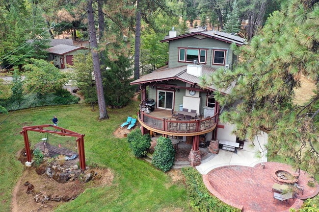Building Photo - Don't miss this amazing opportunity to rent a higher end home nestled in the trees in the coveted...