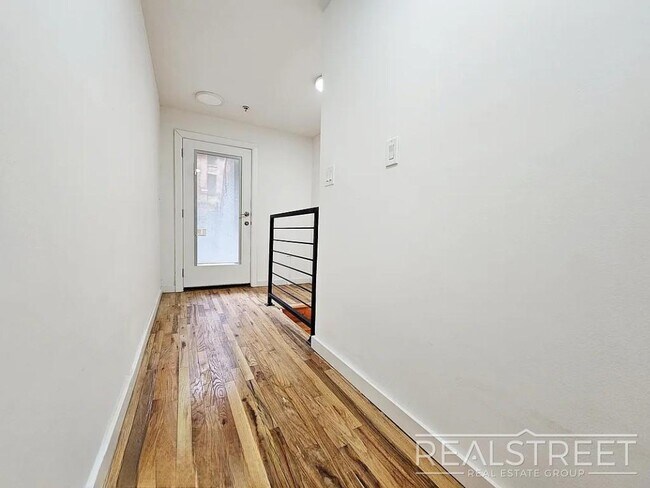 Building Photo - Massive 3BD/3BA Renovated Duplex with Home...