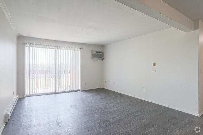 2BR, 2BA - 936SF - Living Room - Towne Square Apartments and Townhomes