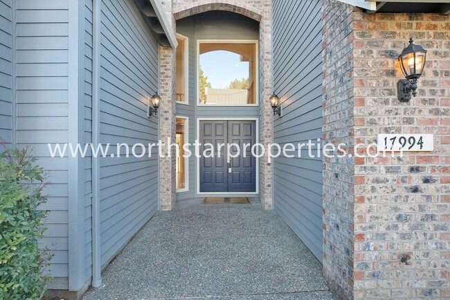 Building Photo - Spacious Lake Oswego Traditional