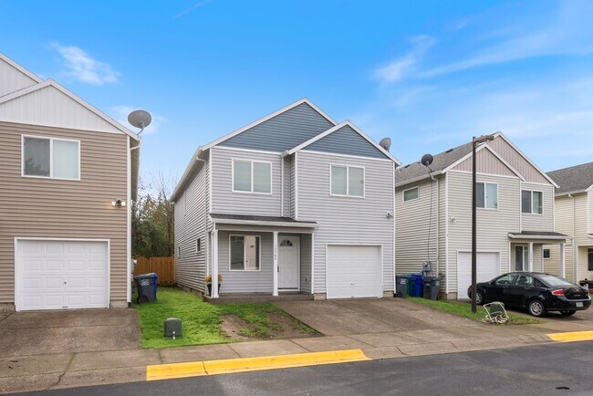 Building Photo - Beautiful 4bed/2.5bath available in SE Portland