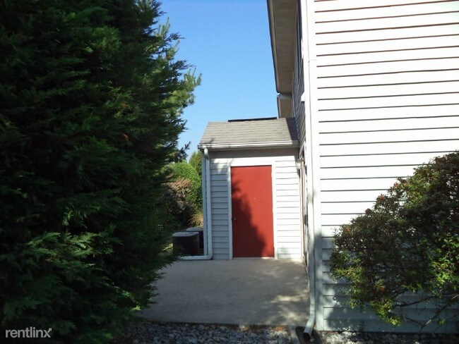Building Photo - 2 br, 1.5 bath Townhome - 943 Orchard Dr