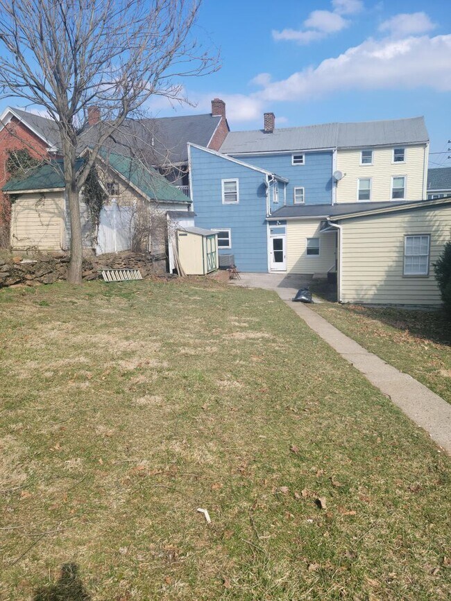 Foto del edificio - Spacious 2 Bedroom Home with possible 3rd bedroom or office space!