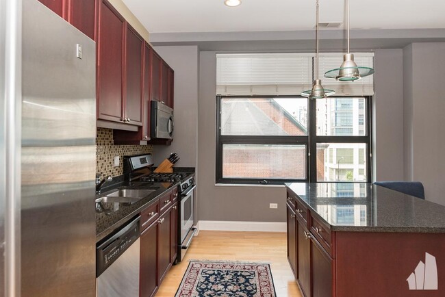 Building Photo - 2 bedroom in Chicago IL 60654