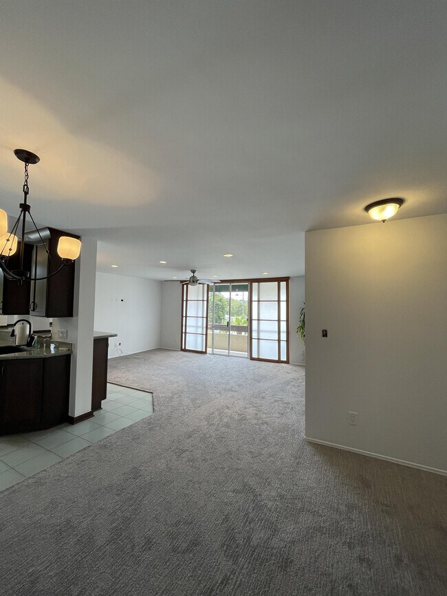 Building Photo - 6455 La Jolla Blvd