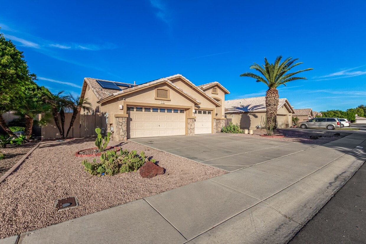 3 Bed/2 Bath HOME w/POOL in the BRIDLEWOOD... House Rental in Peoria