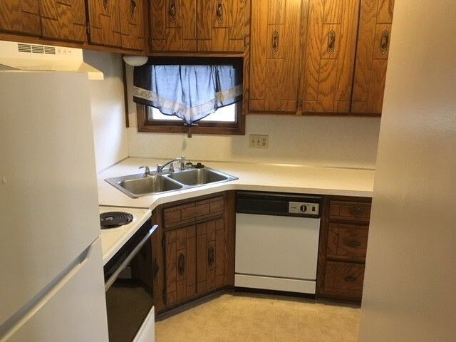 Building Photo - Duplex available in Brooklyn Park.
