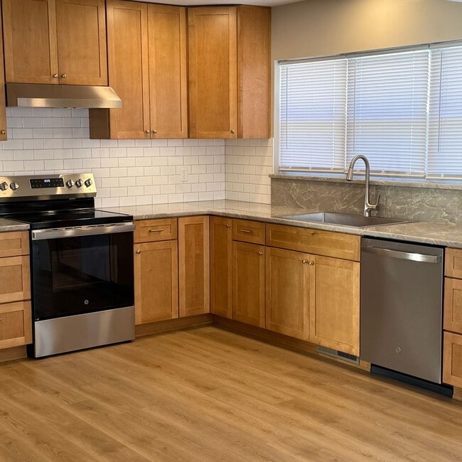 Building Photo - Beautiful remodeled 3 bedroom 3 bathroom home