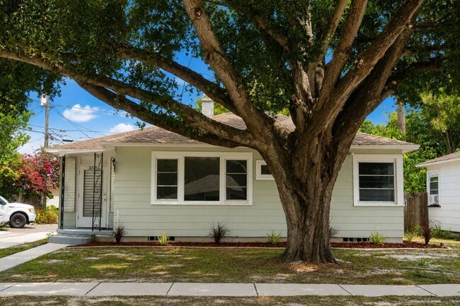 Building Photo - 2 Bedroom, 1 Bathroom Home for Rent in St Pete!