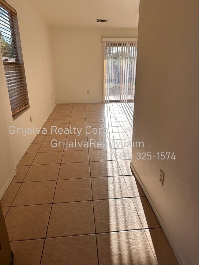 Building Photo - Lovely 4 Bedroom, 2.5 Bath House on the Ea...