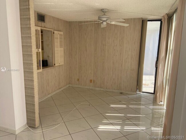Building Photo - 800 Parkview Dr